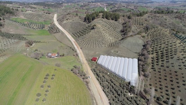 42 Kilometrelik Beton Yol Uygulaması
Kısa süre içerisinde beton yol çalışmasını tamamlayarak, vatandaşların hizmetine sunmayı planladıklarını belirten Yol Yapım, Bakım ve Onarım Dairesi Başkanı Kurtuluş Kuruçay ise, “Araç ekipman parkurumuzu yeterli miktarda genişlettik.  Bunu yanı sıra il genelinde yeni sezon öncesi sathi kaplama çalışmalarımıza hazırlandık. Alternatif yerli üretimler anlamında beton yol yapımlarına da başladık. Gördes ilçemizin de Salihli ilçemizle arasında Karayollarına Genel Müdürlüğü bakım onarım sahasına ait bir güzergâhı bulunmuyor. Sadece Köprübaşıyla arasında bir duble yol hattı, bir de Akhisar’la arasında karayolu hattı var. Bu yol da maalesef duble yol değil. Vatandaşlarımız özellikle, Ankara istikametliyle bağlantılarını bu yolla sağlıyorlardı. Bu yol da karayolları bakım ve onarım sahasında olmadığı için genişletilemiyordu. Şimdi imkânlar dâhilinde 7 metrenin üzerinde genişliğe sahip bir beton yol çalışması gerçekleştiriyoruz. Daha önce 10 kilometrelik güzergâhında sıcak asfalt çalışması gerçekleştirilen yolun, kalan 42 kilometrelik bölümünde beton yol çalışması gerçekleştireceğiz. Büyükşehir Belediye Başkanımızın talimatıyla çalışmayı başlatıyoruz. İnşallah en kısa sürede tamamlayıp vatandaşlarımızın hizmetine sunarız” dedi.