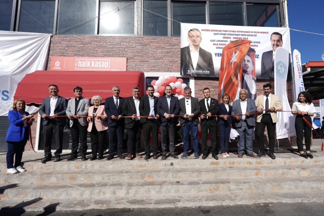 Kent Lokantası Güneşli’nin de Hizmetinde
Manisa’da sosyal belediyecilik anlayışıyla sürdürülen hizmet zincirine yeni bir halka daha eklendiğini söyleyen Gördes Belediye Başkanı İbrahim Büke, Güneşli Mahallesi’nde Kent Lokantası’nı vatandaşların hizmetine sunduklarını söyledi. Başkan Büke, “Gördes’te ne varsa Güneşli’de de onu sağlayacağız. Çıraklarımıza öğlen ücretsiz yemek vereceğiz. İhtiyaç sahibi vatandaşlarımıza akşamları 3 çeşit yemek getireceğiz. Halkımızın ihtiyaç duyduğu her alanda yanlarında olacağız” dedi.  

“Bizim İçin Makamların Önemi Yok, Önemli Olan Vatandaşımıza En İyi Hizmeti Ulaştırmak” 
Gördes ilçesinde gün boyu açılışlar gerçekleştirdiklerini söyleyen Manisa Büyükşehir Belediye Başkanı Besim Dutlulu, “Bugün, Gördes ilçemizde çok anlamlı bir günü hep birlikte yaşıyoruz. Gün içerisinde birbirinden özel açılışlar gerçekleştirdik. İlk kez bir beldemizde Kent Lokantası’nı açmanın mutluluğunu yaşıyoruz. Bu projede Büyükşehir ve ilçe belediyesi olarak el ele verdik. Bizim için makamların, kurumların ayrımı yok, önemli olan vatandaşımıza en iyi hizmeti ulaştırmak. Halkımız isteyecek biz yapacağız. Vatandaşlarımızın ihtiyaç duyduğu her konuda hiç durmadan çalışmaya devam edeceğiz. Kent Lokantamız, Güneşli halkına hayırlı, uğurlu olsun” diye konuştu.