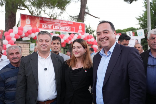 Kent Lokantası Hizmete Açıldı
Manisa Büyükşehir Belediye Başkanı Besim Dutlulu ve Gördes Belediye Başkanı İbrahim Büke, daha sonra ilçede sosyal belediyeciliğin en önemli örneklerinden biri olan Kent Lokantası’nı hizmete aldı. Gördes Belediyesi’nin öz kaynaklarıyla ilk kent lokantasını yapan ilçe belediyelerinden bir tanesi olduğunu belirten Başkan İbrahim Büke, “Bunun yanında SPİLAŞ ile anlaşarak Halk Mandıra’yı da buraya getirdik. Mezbahayı devraldıktan sonra da Halk Kasabımızı burada açtık. Gördeslilere sağlıklı, hijyenik et sunmanın mutluluğunu yaşıyoruz. Halk Yumurta’da her hafta 700 koli yumurta satıyoruz. Kent Lokantamızdan da Pazartesi günleri 250 kişi, hafta içi ise 100 kişi civarında vatandaşımız yararlanıyor. Güneşli mahallemizde de aynı sayılara ulaşacağız. Ayrıca 50 çırağımıza da her gün ücretsiz yemek veriyoruz” dedi.