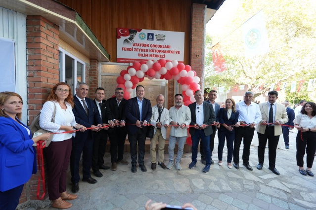 “Şehit Yakınlarımızın Yanlarında Olacağız”
Emeği geçen herkese teşekkür eden Manisa Büyükşehir Belediye Başkanı Besim Dutlulu, “Şehitlerimizin ve gazilerimizin fedakarlıkları, millet olarak birlik ve beraberliğimizin en güçlü teminatıdır. Bu ülke için canını vermiş, şehitlerimizin adı burada sonsuza dek yaşayacak. Yeni yapılacak anıtta gazilerimizin de adı yaşatılacak. Biz Manisa Büyükşehir Belediyesi olarak her zaman şehit yakınlarımızın, gazilerimizin, gazi yakınlarımızın yanlarında olacağız, onları hep hatırlayacağız. Onları daima saygı ve minnetle anacak, hiçbir zaman unutmayacağız. Şehitlerimizin ruhları şad, gazilerimizin ömürleri uzun olsun. Onlar bu milletin kalbindeki en yüce makamda, sonsuza dek yaşamaya devam edecek” diye konuştu.