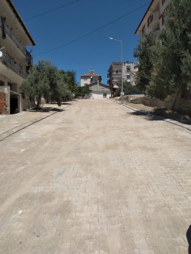 Geçtiğimiz ay başlayan inşaat çalışmalarında ilçe merkezindeki yollarda yaklaşık 100 bin metre kare kilit parke döşemesi yapılması planlanıyor. Yürütülen çalışmaları takip eden Manisa Büyükşehir Belediyesi Fen İşleri Dairesi Başkanı Uğur Topkaya’ya, Manisa Büyükşehir Belediyesi Gördes Muhtarlık İşleri Sorumlusu Mustafa Gün de eşlik etti.