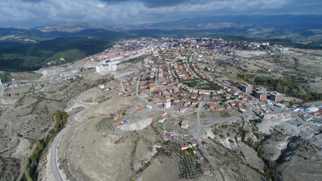 Dere yatakları güvenli hale geldi
MASKİ Genel Müdürlüğü, ilçede dere yataklarında herhangi bir taşkın yaşanmaması için bugüne kadar 18 kilometre temizlik çalışması gerçekleştirdi. Yapılan çalışmalarda dere yataklarından 9 bin ton rüsubat çıkartıldı. İhtiyaç duyulan noktalarda kutu menfez ve koruge boru montajları yapılarak yol geçişleri güvenli hale getirildi.