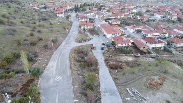 “Yaptıklarımız ve yapacaklarımız ortada”
Manisa Büyükşehir Belediye Başkanı Cengiz Ergün, ilçe ayrımı yapmadan önemli yatırımlar yaptıklarını söyleyerek, bütünüyle kalkınmış bir Manisa için çalıştıklarını söyledi. Ergün, “Gelecek nesillerimize, çocuklarımıza altyapıları tamamlanmış, daha yaşanabilir yerleşim yerleri bırakmak önceliklerimiz arasında. Bunun için projelerimizi hazırlıyor ve uyguluyoruz. Yaptıklarımız ve yapacaklarımız ortada. Projelerimiz ile hemşerilerimizin yüzünü güldürmeye devam edeceğiz” dedi.