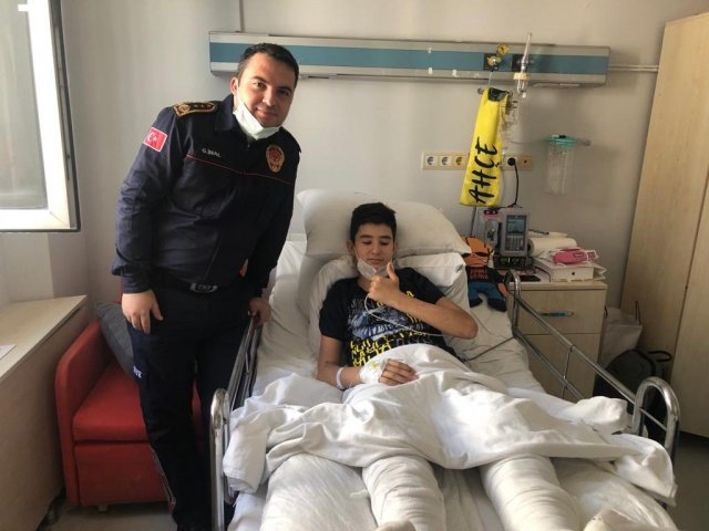 Manisa Büyükşehir Belediyesi İtfaiye Dairesi Başkanı Gürhan İnal, İzmir'de meydana gelen 6,6 büyüklüğündeki depremin ardından enkaz altında kalan ve Manisa Büyükşehir Belediyesi İtfaiye Daire Başkanlığı'nın yoğun çabası sonucu enkazdan çıkartılan Günay Özışık'ı tedavi gördüğü Ege Üniversitesi Hastanesi'nde ziyaret etti.