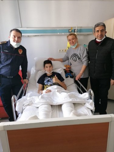 Manisa Büyükşehir Belediyesi İtfaiye Daire Başkanı Gürhan İnal da enkaz altındayken kendisine 'Sen gitme abi' diye seslenen Günay Özışık ve ailesini tedavi gördüğü Ege Üniversitesi Hastanesi'nde ziyaret etti. Daire Başkanı Gürhan İnal, fizik tedavisi devam eden Günay'a geçmiş olsun dileklerini iletti. Günay Özışık ve ailesi de tüm kurtarma ekiplerine gösterdikleri gayret nedeniyle teşekkür etti.