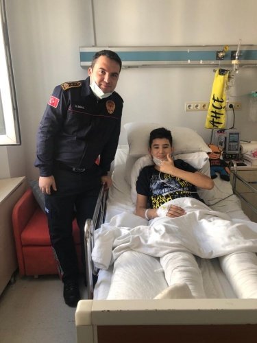 İzmir’in Bayraklı ilçesinde çöken bir binanın enkazında gerçekleştirilen arama kurtarma çalışmalarında Manisa Büyükşehir Belediyesi İtfaiye Daire Başkanlığı'nın çalışmasıyla 15 yaşındaki Günay Özışık, yeri parmak kamerayla tespit edilmesinin ardından enkaz altından çıkartılarak tedavi altına alındı.