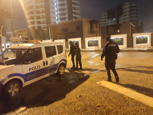 Kamu malına göz diken şüphelilerle ilgili yasal işlemin başlatıldığını belirten Manisa Büyükşehir Belediyesi Zabıta Dairesi Başkanı Mustafa Duman, “Yaşanabilecek olumsuz durumlara karşı, 17 ilçedeki hizmet birimlerimizde güvenlik görevlilerimiz 24 saat görev yapmaktadır. Bu anlamda hırsızlık olayını engelleyen personelimize dikkatleri ve özverili çalışmalarından dolayı teşekkür ediyorum” dedi.