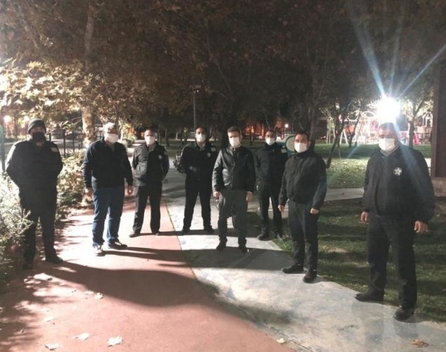 Atatürk Kent Park’ta görevli güvenlik görevlileri de, sesi duyunca olaya müdahale etti. Güvenlik görevlilerinin müdahalesiyle panikleyen hırsızlık şüphelilerinden 2’si kaçtı.
