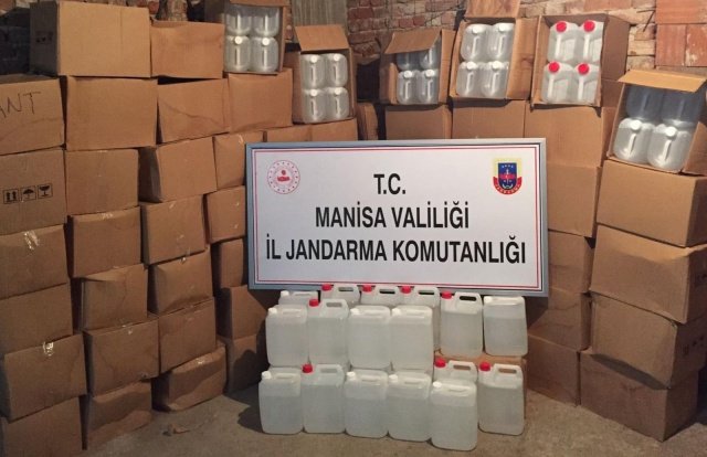 Manisa il Jandarma Komutanlığınca, yasa dışı içki üretimi ve tüketiminden kaynaklanan ölüm olaylarının önlenmesi ve halk sağlığının korunması amacıyla yürütülen çalışmalar kapsamında Kaçakçılık ve Organize Suçlarla Mücadele Şube müdürlüğü, İstihbarat Şube Müdürlüğü ve Turgutlu İlçe Jandarma Komutanlığı ekipleri ile yürütülen istihbari çalışmalar neticesinde oluşturulan müşterek görev kuvveti marifetiyle; Turgutlu İlçesi Acarlar Mahallesinde F.K. ( Erkek 1980 doğ.) ve babası F.K. (Erkek- 1957 doğ.) isimli şahısların işletmecisi olduğu tekel büfesi ile  kiraladığı depoda Adlı mercilerden alınan arama kararına binaen icra edilen eş zamanlı aramada; Tekel büfesinde; (7) litre viski, (22) litre sahte rakı ve (10) litre etil alkol, kiralık depoda ise  1,5 ton  kaçak rakı yapımında kullanılan etil alkol ele geçirilmiştir. Şüpheli şahıslar göz altına alınmış olup 24.06.2021 günü mevcutlu olarak Cumhuriyet Savcılığına sevk edileceklerdir.