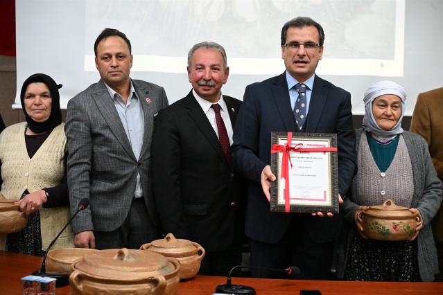 Bu kapsamda, Salihli Ticaret ve Sanayi Odası’nda bir toplantı gerçekleştirildi. Toplantıya Salihli Belediye Başkanı Mazlum Nurlu, Salihli Kaymakamı Ali Güldoğan ve Ticaret ve Sanayi Odası Başkanı İbrahim Yüksel katıldı.
