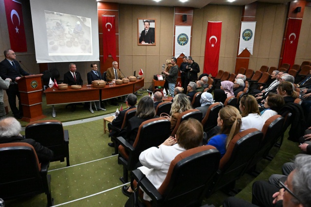 Toplantıda konuşan Belediye Başkanı Mazlum Nurlu, Salihli’nin doğal ve kültürel zenginliklerini ön plana çıkarmak adına bu tür girişimlerin büyük önem taşıdığını belirterek, “Salihli’nin yerel ürünlerini hem ülkemizde hem de uluslararası arenada tanıtmak için çalışmalarımıza devam ediyoruz. Coğrafi işaretler ve tescil süreçleri, üreticimize katma değer sağlayacak ve ilçemizi daha güçlü bir marka haline getirecektir” dedi.