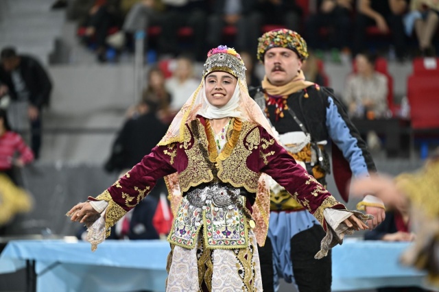 Halk Oyunları Yarışmasına Manisa Büyükşehir Belediyespor Damga Vurdu
 
Manisa Kulüplerarası İl Birinciliği Halk Oyunları Yarışması; geleneksel ezgiler, renkli kostümler ve nefes kesen performanslarla kültürel bir şölene dönüştü. Muradiye Spor Salonu’nda düzenlenen ve 9 dalda 13 takımın mücadele ettiği yarışmada, Manisa Büyükşehir Belediyespor Halk Dansları Topluluğu sergilediği üstün performansla damga vurdu.