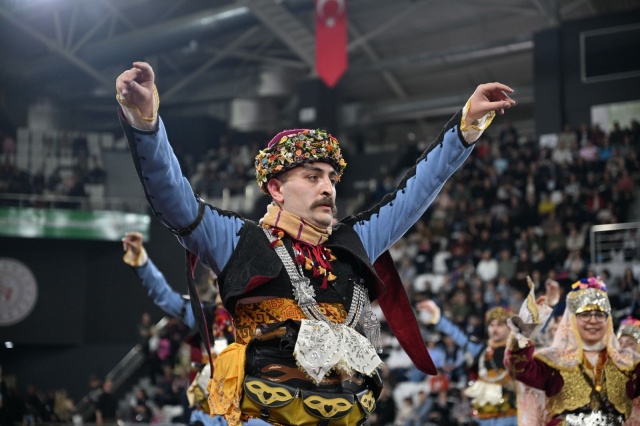 Manisa Büyükşehir Belediyespor 3 Dalda Birincilik Elde Etti
Manisa Büyükşehir Belediyespor Halk Dansları Topluluğu, sergilediği üstün performansla yarışmaya damga vuran ekiplerin başında yer aldı. Büyükler Kategorisi Karma Düzenlemesiz, Büyükler Kategorisi Düzenlemeli ve Gençler Kategorisi Düzenlemeli dallarında rakiplerini geride bırakan topluluk, üç ayrı kategoride il birinciliği elde ederek büyük bir başarıya imza attı.