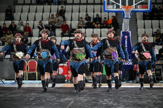 Manisa Kulüplerarası İl Birinciliği Halk Oyunları Yarışması, Muradiye Spor Salonu’nda gerçekleştirilen görkemli performanslarla tamamlandı. Geleneksel ezgilerin ve milli kültürün yansıması olan renkli kostümlerin damga vurduğu organizasyonda, 9 farklı dalda 13 takım şampiyonluk için mücadele etti. CHP Manisa İl Başkanı İlksen Özalper ve Şehzadeler Belediye Başkanı Hakan Şimşek’in de takip ettiği yarışmanın açılışını, Manisa Büyükşehir Belediyesi Engelsiz Tarzanlar Spor Kulübü gerçekleştirdi. Kültürel bir şölen havasında geçen organizasyonda, ekiplerin sergilediği özgün figürler ve uyumlu koreografiler izleyicilerden büyük takdir topladı.
