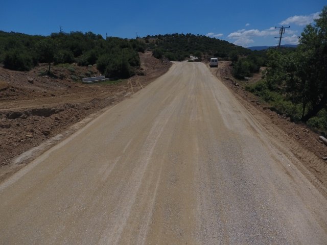 Temel serme çalışması yürütülüyor
Bin 200 kilometre hedefiyle özveriyle çalışmalara devam ettiklerini belirten Büyükşehir Belediyesi Yol Yapım, Bakım ve Onarım Dairesi Başkanı Kurtuluş Kuruçay, “2021 yılı asfalt çalışmaları kapsamında Dindarlı-Uruflar Mahallerimizi karayollarına bağlayan 2 kilometrelik güzergâha üzerindeyiz. Burada Büyükşehir Belediyesi ve Sarıgöl Belediyesi ortak olarak çalışma yürütüyor. Yaklaşık 4 metre platform genişliğine sahip, ara bir güzergâh bulunuyordu.  Burada, genişletme, dolgu, platform yükseltme, su geçişleri yapımı  tüm altyapı çalışmaları tamamlandı. Bu hafta da temel serme çalışmalarını yürütüyoruz. Bundan sonra da sathi kaplamasını tamamlayıp vatandaşımızın hizmetine sunacağız. Bin 200 kilometrelik asfalt hedefimize ulaşmak için mesai mefhumu gözetmeksizin çalışmalarımıza devam ediyoruz. Büyükşehir Belediye Başkanımız Sayın Cengiz Ergün’e, yol çalışmalarında ekibimize vermiş olduğu desteklerden dolayı teşekkür ediyorum” dedi.
Çalışmayı özlemle bekliyorduk
Yaklaşık 15 yıldır çalışmanın özlemi içerisinde olduklarını belirten Soner Sözer, “Önceki yıllarda Sarıgöl Belediye Başkanımız Necati Selçuk’tan çalışma yapılması yönünde talepte bulunduk. İlçe belediyemizle birlikte hareket ederek, köylümüzün de desteğiyle yolun alt zeminini hazırladık. Allah razı olsun. Cengiz başkanımız da son dokunuşu yaptı. Hayal edemeyeceğiz bir şekilde yol oldu” şeklinde konuştu.