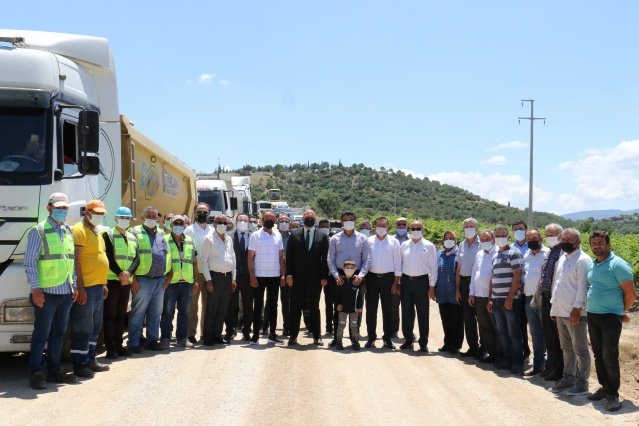 Hayal Edemeyeceğimiz Bir Yol Çalışması

Manisa Büyükşehir Belediyesi ve Sarıgöl Belediyesi iş birliğiyle, Sarıgöl ilçesinde Dindarlı-Uruflar Mahallelerinin karayolları ile bağlantısını sağlayan 2 kilometrelik yolda asfalt çalışması gerçekleştiriliyor. Manisa Büyükşehir Belediye Başkanı ve Sarıgöl Belediye Başkanı Necati Selçuk’a teşekkürlerini ileten Dindarlı Mahalle Muhtarı Soner Sözer, şu sözlerle çalışmanın kendileri için önemini vurguladı; “Hayal edemeyeceğiz şekilde bir yol oldu.”

Bin 200 kilometre hedefiyle sezona başlayan Manisa Büyükşehir Belediyesi, il genelinde yol yapım çalışmalarına özveriyle devam ediyor. Yürütülen çalışmalar kapsamında Manisa Büyükşehir Belediyesi, Sarıgöl Belediyesi ile iş birliği içerisinde Dindarlı- Uruflar Mahallelerinin karayolları ile bağlantısını sağlayan 2 kilometrelik yolda asfalt çalışması gerçekleştiriliyor. Manisa Büyükşehir Belediyesi Genel Sekreter Yardımcısı Ali Öztozlu da, Sarıgöl Belediye Başkanı Necati Selçuk, Büyükşehir Belediyesi Yol Yapım, Bakım ve Onarım Dairesi Başkanı Kurtuluş Kuruçay, Sarıgöl Belediye Başkan Yardımcısı Hamza İlhan, Büyükşehir Belediyesi Sarıgöl Muhtarlık İşleri Şube Müdürü Akif Kılıçaslan, Sarıgöl Belediyesi Fen İşleri Müdürü Ozan Sezen, MHP İlçe Başkanı Ahmet Buldanlı, Belediye Meclis Üyeleri ve Dindarlı Mahalle Muhtarı Soner Sözer ile birlikte çalışmaları inceledi.
“Ekiplerimiz özveriyle çalışıyor”
Manisa Büyükşehir Belediyesi Genel Sekreter Yardımcısı Ali Öztozlu ve Sarıgöl Belediye Başkanı Necati Selçuk, yol yapım çalışmalarını özveriyle yürüten ekibe kolaylıklar diledi.  Yapılan yol çalışmalarında, ekiplerin özverili çalışmasının büyük katkısı olduğunun altını çizen Öztozlu, “Kendi ekipleriyle 900 kilometre gibi önemli bir yol çalışması yapan başka bir belediye olduğunu düşünmüyorum. Bu anlamda, ekiplerimiz büyük özveriyle çalışıyor. Hafta sonu olsun, bayram tatili olsun yol yapım ekiplerimiz çalışmalarına devam ediyor. Bu sezon hedefimiz daha da büyük, bin 200 kilometre. Allah’ın izniyle kazasız belasız, bu hizmeti yapmayı nasip etsin” dedi.
Çalışmalar iş birliğiyle yürütülüyor
Çalışmaları, Manisa Büyükşehir Belediyesi ve Sarıgöl Belediyesi’nin iş birliği içerisinde yürüttüğünü belirten Öztozlu, “Vatandaşlarımızın memnun olması, yapılan çalışmanın yerine ulaşması önemli. Burada da Sarıgöl Belediyemizle ortak bir çalışma yürütüyoruz. El birliğiyle yapamayacağımız bir çalışma yok” dedi.
