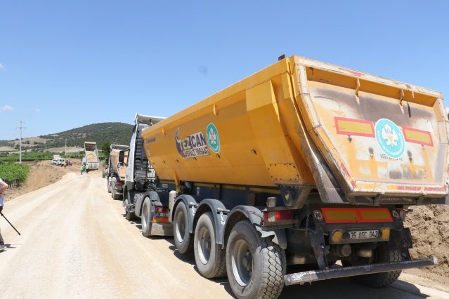Çalışmalar hakkında bilgi verdi
Yürütülen çalışmalar hakkında detaylı bilgi veren Sarıgöl Belediye Başkanı Necati Selçuk da, “Bu yolun bir hikâyesi var. Çok kısa bir mesafe gibi görünüyor ama, yol daha önceki haliyle, yaklaşık 4 metre genişliğe sahip ulaşıma elverişli bir yol değildi. Burada Sarıgöl Belediyesi ve Büyükşehir Belediyesi’nin el birliğiyle yaptığı bir çalışmanın ürünü var. Hatta, burada muhtarımızın da desteği var. Küçük bir geçiş köprüsü vardı. Muhtarımız bunun imalatını kendisi yaptı. Bizler ona destek verdi, o bize destek verdik. Daha sonra, yolun keskin virajlarını ortadan kaldırdık. Akabinde biraz da genişletme çalışması. Sonuçta, Büyükşehir Belediyesi’nin ekiplerine hazır bir yol ortaya çıkmış oldu. Büyükşehir Belediyesi ekiplerinin özverili çalışmasının sonucunda da kullanıma elverişli, ulaşıma elverişli bir yol ortaya çıktı. Henüz asfalt atılmadı, şuanda PMT’si serilmiş durumda. Sanki asfalt atılmış gibi rahat bir yol. Vatandaşımız çok memnun. Mahalle muhtarımızla konuşurken de ifade etti, vatandaşlarımız teşekkürlerini bizlere iletmekte. Buradaki asıl teşekkür, büyük başkana, Büyükşehir Belediye Başkanımız Sayın Cengiz Ergün’e. Bu dönem kendisiyle görüşmemizde mevsim şartları ve yakın tarihte başlayacak üzüm hasatı nedeniyle çalışmaların Sarıgöl’den başlayacağının sözünü almıştık.  Başkanımız da gerçekten Sarıgöl’e o değeri verdi. Dindarlı Mahallemize, Sarıgöl’e hayırlı olsun diyoruz” dedi.
