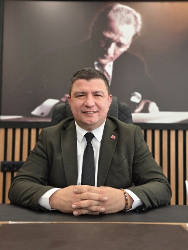 BAŞKAN OKUROĞLU: "POTANSİYELİ, ULUSLARARASI BOYUTA TAŞIYORUZ"

Festival tarihini 28 - 29 Mart 2026 olarak duyuran Tire Belediye Başkanı Hayati Okuroğlu, heyecanla beklenen gastronomi şöleniyle ilgili önemli açıklamalarda bulundu. Okuroğlu, "Tire, asırlardır süzülüp gelen eşsiz bir mutfak kültürüne ve muazzam bir tarımsal zenginliğe sahip. Ege'nin dillere destan ot yemekleri, zeytinyağlılarımız, yöresel peynirlerimiz, tak tak kebabımız, Tire tostumuz ve meşhur Tire köftemiz bu mirasın sadece birkaçı. Bizler, Tire Belediyesi olarak bu büyük potansiyeli uluslararası bir boyuta taşımak ve yöresel lezzetlerimizi tüm dünyaya tanıtmak için düğmeye bastık. Bu yıl ilkini gerçekleştireceğimiz Tire Uluslararası Gastronomi Festivali, ilçemizin kültürel hafızasını ve tarımsal üretici gücünü kutladığımız büyük bir buluşma olacak. 28 ve 29 Mart tarihlerinde, birbirinden değerli şefleri, gastronomi yazarlarını ve tüm lezzet tutkunlarını Tire'nin bereketli sofrasında ağırlamaktan büyük onur duyacağız. Tüm halkımızı ve misafirlerimizi bu tarihi festivale davet ediyorum. Bu süreçte en büyük destekçimiz olan İzmir Büyükşehir Belediye Başkanımız Sayın Dr. Cemil Tugay’a teşekkür ediyorum." dedi.
