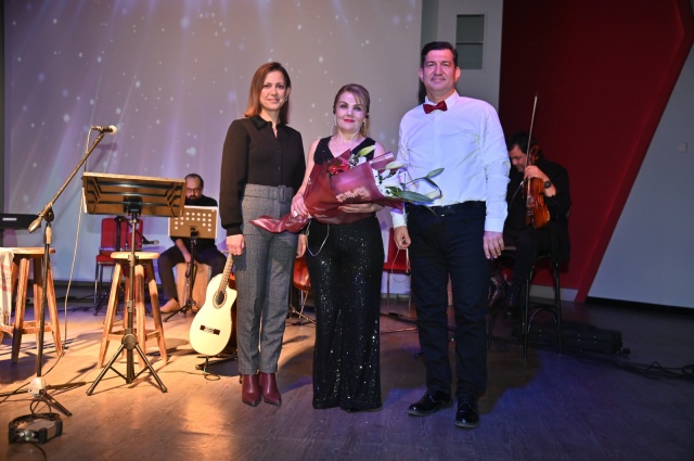 Sanatçılar, güçlü yorumlarıyla dinleyicileri geçmişten günümüze uzanan müzikal bir yolculuğa çıkardı. Ücretsiz olarak gerçekleştirilen konser, sanatseverlerden tam not aldı. İzleyiciler, duygu dolu anlar yaşarken program sonunda sanatçıları uzun süre ayakta alkışladı.