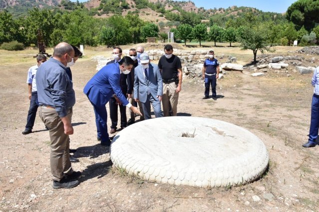 İl Kültür ve Turizm Müdürü Sudak’ın Sardes Antik Kenti ve Artemis Tapınağı’nın tarihi önemi ve Manisa turizmine katkısı hakkında bilgi verdiği incelemede Vali Karadeniz, “İlimiz tarım ve sanayisi ile önemli bir merkez. Manisa aynı zamanda tarihte birçok önemli uygarlığa ev sahipliği yapmış tarihi ve kültürel zenginlikleri olan bir şehir. Şehrimizin tarihi ve kültürel değerlerinin turizme kazandırılması için gerekli hassasiyeti gösterecek bu yöndeki çalışmalara hız vereceğiz" dedi.