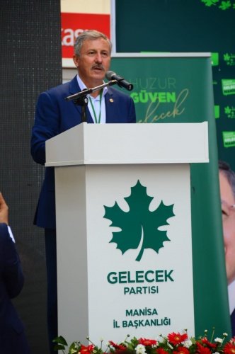 Cumhuriyeti demokrasi ile taçlandırmak isteyenler maalesef demokrasiyi rafa kaldırmak istediler. Hukuk ve Hukukun üstünlüğü diyerek yola çıkanlar, üstünlerin hukukundan şikayetçi olanlar görüyoruz ki kendileri üstünlerin hukukunu inşa etmeye çalışıyorlar. Biz parti içerisinde bu sorunlara, yanlışlara dur demek istedik. Susmadık, konuştuk. Parti içi demokrasi ve disipline dikkat ederek parti içi demokrasiyi inşa etmeye çalıştık. Ama bizi dinlemediler. Biz ne söylersek doğrudur dediler. Ortak aklı kaybettiler. Zaten Adalet ve Kalkınma Partisi Cumhurbaşkanlığı Hükümet sistemiyle birlikte tarih sahnesinde yerini almaya başlamıştı. Sayın Bahçeli’nin defacto olan durumu hukuki duruma geçirelim dediği için bir oyuna geldiler” dedi.