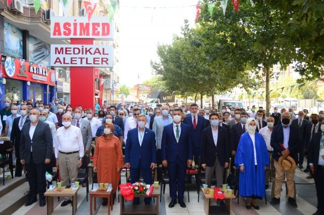 DEVLETİ LİYAKAT VE EHLİYETLE BULUŞTURACAĞIZ
 15 Temmuz 2016 gecesi hain bir darbe girişimi yaşandığını belirten Özdağ 15 Temmuz’un hemen ardından 6 ay sonra bir referanduma gidilmesinin büyük bir yanlış olduğunu kaydeden Özdağ sözlerine şöyle devam etti, “Sayın Erdoğan ve arkadaşları Türkiye’yi uçuracağız zannettiler. Partisinde 3 dönem Milletvekilliği yaptığımda ne diyordu Sayın Erdoğan, “Dünya 5’ten büyüktür” demiyor muydu? Sayın Erdoğan şimdi size sesleniyorum; “Türkiye’de sizden büyük, Türkiye AK Parti’den büyük” Türkiye’yi bir parti devleti yaptırmayacağız inşallah. Türkiye bir parti devleti, kişi devleti, mezhep devleti, cemaat devleti olmayacak. Türkiye aziz milletin devleti olacak. Bundan emin olun. Gelecek Partisi işte Cumhuriyeti demokrasiyle taçlandırmak için, hukuku adaletle buluşturmak için, devleti liyakat ve ehliyetle buluşturmak için kurulmuştur. Evet, hukuk ve kanunlar şu anda da var. Ama o kanunlar büyük balıkların yırtıp geçtiği, küçük balıkların takıldığı balık ağları haline dönüşmemeli. Parası olanların adaletten, hukuktan yırttığı, parası olmayanların ise hapishanelerde çürüdüğü bir sisteme asla müsaade etmeyeceğiz. Devlet liyakatle ve ehliyetle buluşacak.” 
GELECEK PARTİSİ YOKSULLUK VE YOLSUZLUĞA DUR DEMEK İÇİN VAR!
Manisalıların acılarına annelik yapan şehrin insanları olarak minnettar olduğunu kaydeden Özdağ, “Manisa’nın kadirşinas insanlarına müteşekkirim. Bir köylü çocuğunu, bir gecekondu çocuğunu tütün toplayarak, pamuk kırarak, ayakkabı boyayarak, su satarak evinin ekonomisine destek olan bir delikanlıyı yani şahsım Selçuk Özdağ’ı parlamentoya gönderdi. Şimdi parlamento etkisiz ve yetkisiz. Şimdi geldiğimiz ve bulunduğumuz süreçte ne varsa Külliye’de var.  Türkiye’de bir Adalet ve Kalkınma Partisi yoktur, Türkiye’de bir Külliye iktidarı vardır. Türkiye’de tek kişinin iktidarı vardır ve Türkiye liyakatli, ehliyetli bir şekilde yönetilmemektedir. Adalet ve Kalkınma Partisinin 18 yıllık iktidarının sonucu olarak geldiğimiz süreçte kapı kapı torpil aranıyorsa, rüşvet diz boyuysa, yolsuzluk varsa, yoksulluk çoğalıyorsa, yasaklar artıyorsa buna dur demek için Gelecek Partisi kurulmuştur. Biz Gelecek Partisi olarak Adalet ve Kalkınma Partisi’nin rakibi değiliz. Biz iktidarın alternatifiyiz” dedi.