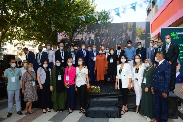 SİYASETTE AHLAK VE ŞEFFAFLIĞI HAKİM KILACAĞIZ
Gelecek Parti Manisa İl Başkanı Mustafa Keskin’in ardından söz alan Gelecek Partisi Seçim ve Hukuk İşlerinden Sorumlu Genel Başkan Yardımcıları Ayhan Sefer Üstün ise konuşmasında, 29 Ekim 1923 tarihinde Cumhuriyet’in kurulmasıyla saltanatın sona erdiğini ama saltanat döneminin geride kaldığını kabul etmeyen yapıların günümüzde de var olduğunu kaydederek, “Hepimiz Cumhuriyet çocuğuyuz. Siyasette ahlak, şeffaflık hakim olsun yolsuzluk olmasın istiyoruz” dedi.
Konuşmasının başında Gelecek Partisi’nin kuruluş amaç ve sürecine değinen Gelecek Partisi Sivil Toplum ve Halkla İlişkilerden Sorumlu Genel Başkan Yardımcısı Doç. Dr. Selçuk Özdağ, “Geldiğimiz süreçte demokrasi çok büyük zarar gördü ve görmeye devam ediyor.