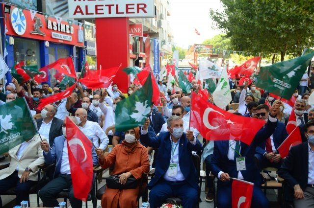 KESKİN; İLK SEÇİM ZAFERİNİ MANİSA BÜYÜKŞEHİR’DE YAŞAYACAĞIZ
Gelecek Partisi Manisa İl Başkanlığı 1. Olağan Kongresinin açılış konuşmasını yapan İl Başkanı Mustafa Keskin, öfkeyi, kızgınlığı, suçlamayı, acizliği, adaletsizliği, haksızlığı, liyakatsizliği, yalan söylemeyi, zulmetmeyi, alay etmeyi, ötekileştirmeyi, kibirlenmeyi, anlamsızlığı, fakirleşmeyi AK Parti iktidarında gördüğünü kaydederek, “Herkes için adaletin eşit uygulandığı adil bir sistem kurmaya geliyoruz. Bizler, on binlerce yıl bu topraklarda barışın ve sevginin medeniyetinin tarihini yazmış bir milletin evlatlarıyız. Doğu batı, sağ sol, Türkmen Kürt ayrımı yapmadan eşit haklarla insanlık onurunu temel kabul eden yeni bir medeniyeti birlikte oluşturacak ve gelecek nesillerimize ışık tutacak, bizlerden onur ve gurur duyacakları bir miras bırakmaya geliyoruz. Teşkilat olarak omuzlarımıza aldığımız yükün farkındayız. Bir bütün olarak Genel Başkanımız Ahmet Davutoğlu'nun yakmış olduğu bu meşaleyi hiç bir zaman söndürmeyecek ve yapılacak ilk seçimlerde Gelecek Partisi'nin bayrağını en yükseklerde dalgalandıracağız. İlk yerel seçimlerde Manisa Büyük Şehir Belediyesi'ni kazanarak yerelde halkımıza hizmet etmenin destanını yazacağız” şeklinde konuştu.