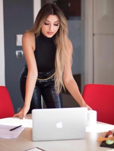 Her kadının sonbahar-kış mevsiminde gardırobuna katmak istediği parçaları tasarım dokunuşları ile özel hale getiren MUKK Design Studio; deri, hazır giyim ve dış giyim olarak 3 kategoriden meydana geliyor. Ürünler zamansız stillere cevap verirken, Merve Kırdar’ın imzası haline gelen moda tasarımları koleksiyonda güçlü bir şekilde yer alıyor.