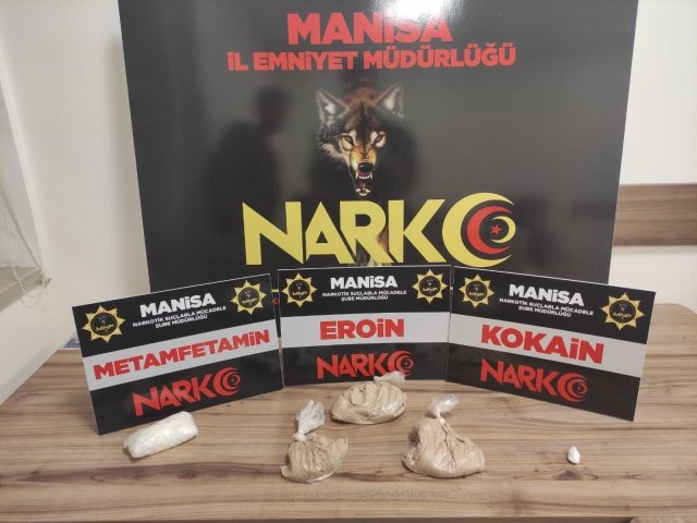 İl Emniyet Müdürlüğümüz Narkotik Suçlarla Mücadele Şube Müdürlüğü görevlilerince uyuşturucu veya uyarıcı madde ticareti yapan, nakleden ve kullanan şahıslara yönelik yapılan yapılan çalışmalar kapsamında Şehzadeler ilçesinde durdurulan bir araçta yapılan aramada;
- *501,11 gram Eroin maddesi,*
- *102,95 gram Metamfetamin maddesi,*
- *1,87 gram Kokain maddesi* ele geçirilmiştir.
Konuyla ilgili *İran uyruklu 1 şüpheli şahıs* uyuşturucu veya uyarıcı madde imal ve ticareti yapmak suçundan gözaltına alınmış, 30.09.2021 günü sevk edildiği adli makamlarca *tutuklanmıştır.*
Manisa halkının huzur ve güvenliği için Manisa Emniyet Müdürlüğü olarak suç ve suçlularla mücadelemiz aralıksız devam edecektir.