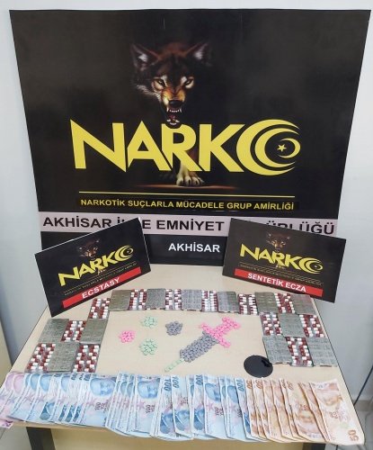 İl Emniyet Müdürlüğümüz Akhisar Narkotik Suçlarla Mücadele Grup Amirliği görevlilerince uyuşturucu veya uyarıcı madde ticareti yapan, nakleden ve kullanan şahıslara yönelik yapılan çalışmalar kapsamında Akhisar ilçesinde durdurulan şahısların üzerinde ve ikametinde yapılan aramada;
- *336 adet Gerica isimli Sentetik Ecza,*
- *150 adet Ecstasy hap,*
- *4000 TL uyuşturucu madde ticaretinden elde edildiği değerlendirilen para* ele geçirilmiştir.
Konuyla ilgili *2 şüpheli şahıs* yakalanmış, 01.10.2021 günü uyuşturucu veya uyarıcı madde imal ve ticareti yapmak suçundan adli makamlara sevk edilen *1 şüpheli şahıs tutuklanmıştır.*
Manisa halkının huzur ve güvenliği için Manisa Emniyet Müdürlüğü olarak suç ve suçlularla mücadelemiz aralıksız devam edecektir.