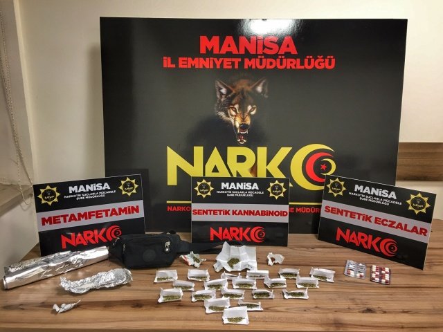 İl Emniyet Müdürlüğümüz Narkotik Suçlarla Mücadele Şube Müdürlüğü görevlilerince uyuşturucu veya uyarıcı madde ticareti yapan, nakleden ve kullanan şahıslara yönelik yapılan çalışmalar kapsamında Yunusemre ilçesinde bir ikamette yapılan aramada;
- *23 parça halinde 14,7 gram Sentetik Kannabinoid (Bonzai) maddesi,*
- *5 parça halinde 11,96 gram Metamfetamin maddesi,*
- *20 adet Sentetik Ecza,*
- *3 adet Ecstasy hap* ele geçirilmiştir.
Konuyla ilgili *4 şüpheli şahıs* uyuşturucu veya uyarıcı madde imal ve ticareti yapmak suçundan gözaltına alınmış, 08.10.2021 günü sevk edildikleri adli makamlarca *2 şüpheli şahıs tutuklanmıştır.*
Manisa halkının huzur ve güvenliği için Manisa Emniyet Müdürlüğü olarak suç ve suçlularla mücadelemiz aralıksız devam edecektir.