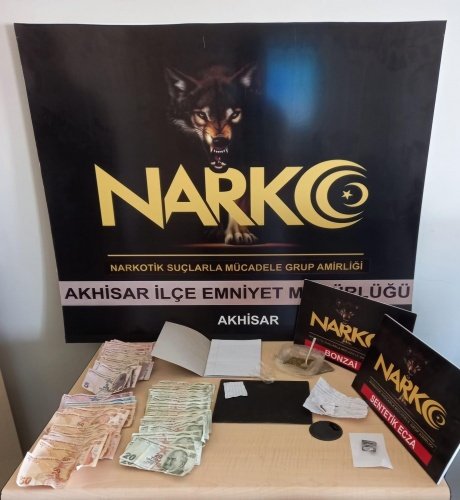 Akhisar Narkotik Suçlarla Mücadele Grup Amirliği görevlilerimizce uyuşturucu veya uyarıcı madde ticareti yapan, nakleden ve kullanan şahıslara yönelik yapılan çalışmalar kapsamında Akhisar ilçesinde bir ikamette yapılan aramada;
- *2 parça halinde 32,7 gram Sentetik Kannabinoid (Bonzai) maddesi*,
- *1 adet Neurotin isimli Sentetik Ecza,* 
- *Uyuşturucu tartımında kullanılan 1 adet çay kaşığı,* 
- *Uyuşturucu paketlemede kullanılan malzemeler,* 
- *Uyuşturucu madde ticaretinden elde edildiği değerlendirilen 2285 tl para* ele geçirilmiştir.
Konuyla ilgili *3 şüpheli şahıs* uyuşturucu ve uyarıcı madde imal ve ticareti yapmak suçundan gözaltına alınmış, 09.10.2021 günü sevk edildikleri adli makamlarca *3 şüpheli şahıs tutuklanmıştır.*