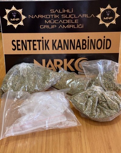 Salihli Narkotik Suçlarla Mücadele Grup Amirliği görevlilerimizce uyuşturucu veya uyarıcı madde ticareti yapan, nakleden ve kullanan şahıslara yönelik yapılan çalışmalar kapsamında Salihli ilçesinde durdurulan bir şahsın üzerinde ve bir ikamette yapılan aramada;
- *5 parça halinde 59,34 gram Sentetik Kannabinoid (Bonzai) maddesi* ele geçirilmiştir.
Konuyla ilgili *1 şüpheli şahıs* uyuşturucu veya uyarıcı madde imal ve ticareti yapmak suçundan gözaltına alınmış, 08.10.2021 günü sevk edildiği adli makamlarca *tutuklanmıştır.*

Manisa halkının huzur ve güvenliği için Manisa Emniyet Müdürlüğü olarak suç ve suçlularla mücadelemiz aralıksız devam edecekti