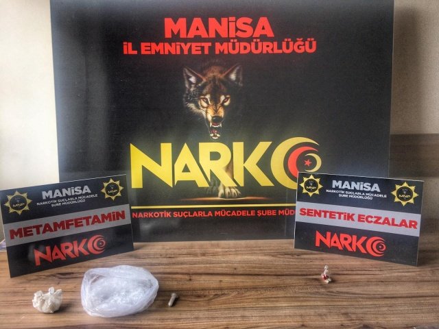 İl Emniyet Müdürlüğümüz Narkotik Suçlarla Mücadele Şube Müdürlüğü görevlilerince uyuşturucu veya uyarıcı madde ticareti yapan, nakleden ve kullanan şahıslara yönelik çalışmalar kapsamında Şehzadeler ilçesinde durdurulan bir araçta ve şahısların ikametinde yapılan aramada;
- *260 gram Metamfetamin maddesi,*
- *13 adet Lyrica isimli Sentetik Ecza* ele geçirilmiştir.
Konuyla ilgili *2 şüpheli şahıs* uyuşturucu veya uyarıcı madde imal ve ticareti yapmak suçundan gözaltına alınmış, 13.10.2021 günü sevk edildikleri adli makamlarca *2 şüpheli şahıs tutuklanmıştır.*

Manisa halkının huzur ve güvenliği için Manisa Emniyet Müdürlüğü olarak suç ve suçlularla mücadelemiz aralıksız devam edecektir.