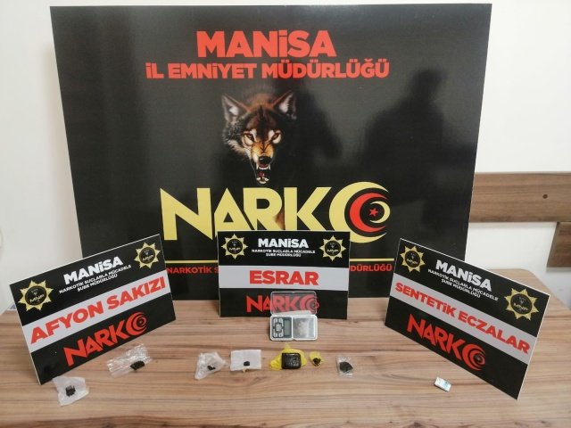 Manisa İl Emniyet Müdürlüğümüz Narkotik Suçlarla Mücadele Şube Müdürlüğü görevlilerince uyuşturucu veya uyarıcı madde ticareti yapan, nakleden ve kullanan şahıslara yönelik yapılan çalışmalar kapsamında Şehzadeler ilçesinde durdurulan bir şahsın üzerinde ve ikametinde yapılan aramada;
- *5 parça halinde 35,38 Reçine Esrar maddesi,*
- *2 parça halinde 4,51 gram Afyon Sakızı maddesi,*
- *1 adet Suboxone isimli Sentetik Ecza,*
- *1 adet Hassas Terazi* ele geçirilmiştir.
Konuyla ilgili *İran uyruklu 1 şüpheli şahıs* uyuşturucu veya uyarıcı madde imal ve ticareti yapmak suçundan gözaltına alınmış, 21.10.2021 günü sevk edildiği adli makamlarca *tutuklanmıştır.