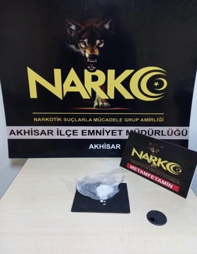 Akhisar Narkotik Suçlarla Mücadele Grup Amirliği görevlilerimizce uyuşturucu veya uyarıcı madde ticareti yapan, nakleden ve kullanan şahıslara yönelik yürütülen projeli çalışma kapsamında Akhisar ilçesinde durdurulan bir araçta yapılan aramada;
- *13,2 gram Metamfetamin maddesi* ele geçirilmiştir.
Konuyla ilgili  2 şüpheli şahıs uyuşturucu veya uyarıcı madde imal ve ticareti yapmak suçundan gözaltına alınmış, 21.10.2021 günü sevk edildikleri adli makamlarca 1 şüpheli şahıs tutuklanmıştır.

Manisa halkının huzur ve güvenliği için Manisa Emniyet Müdürlüğü olarak suç ve suçlularla mücadelemiz aralıksız devam edecektir.