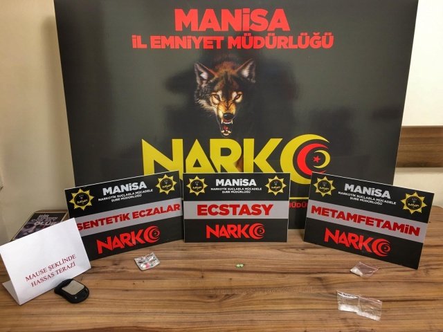 İl Emniyet Müdürlüğümüz Narkotik Suçlarla Mücadele Şube Müdürlüğü görevlilerince uyuşturucu veya uyarıcı madde ticareti yapan, nakleden ve kullanan şahıslara yönelik yapılan çalışmalar kapsamında ilimiz merkezinde bir ikamet ve iş yerinde yapılan aramada;
- *8,87 gram Metamfetamin maddesi,*
- *2 adet Ecstasy hap,*
- *1 adet Sentetik Ecza,*
- *1 adet Hassas Terazi* ele geçirilmiştir.
Konuyla ilgili *1 şüpheli şahıs* uyuşturucu veya uyarıcı madde imal ve ticareti yapmak suçundan gözaltına alınmış, 29.10.2021 günü sevk edildiği adli makamlarca *tutuklanmıştır.*

Manisa halkının huzur ve güvenliği için Manisa Emniyet Müdürlüğü olarak suç ve suçlularla mücadelemiz aralıksız devam edecektir.