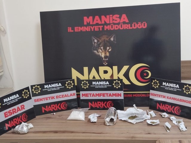 İl Emniyet Müdürlüğümüz Narkotik Suçlarla Mücadele Şube Müdürlüğü görevlilerince uyuşturucu veya uyarıcı madde ticareti yapan, nakleden ve kullanan şahıslara yönelik yapılan çalışmalar kapsamında Şehzadeler ilçesinde durdurulan şahısların üzerinde ve bir ikamette yapılan aramada;
- *3 parça halinde 200,29 gram Metamfetamin maddesi,*
- *8 parça halinde 13,74 gram Sentetik Kannabinoid (Bonzai) maddesi,*
- *2 parça halinde 2,76 gram Esrar maddesi,*
- *2 adet Regapen isimli Sentetik Ecza,* 
- *Uyuşturucu madde paketlemede kullanılan malzemeler* ele geçirilmiştir.
Konuyla ilgili *4 şüpheli şahıs* uyuşturucu veya uyarıcı madde imal ve ticareti yapmak suçundan gözaltına alınmış, 31.10.2021 günü sevk edildikleri adli makamlarca *4 şüpheli şahıs tutuklanmıştır.*

Manisa halkının huzur ve güvenliği için Manisa Emniyet Müdürlüğü olarak suç ve suçlularla mücadelemiz aralıksız devam edecektir.