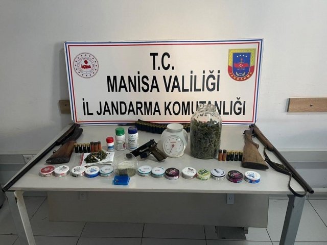 KONU: 
1)Uyuşturucu veya Uyarıcı Madde İmal ve Ticareti Suçu(TCK madde 188/3)
2)2521 Sayılı Kanuna Muhalefet Olayı
3)5729 Sayılı Ses ve Gaz Fişeği Atabilen Silahlar Hakkında Kanun

Manisa İl J. K. lığına bağlı Akhisar İlçe J.K.Lığı Jasat ,İst.Ks. ve Merkez J.Krk.K.lığı tarafından yapılan istihbari çalışma neticesinde Akhisar İlçesi Medar Mahallesinde ikamet eden şüpheli R.G(E/45) isimli şahsın yazlığında kapalı alanda uyuşturucu bitkisi yetiştirdiği ve elde ettiği uyuşturucu maddeleri aynı  mahallede ikamet eden şüpheli H.Ç(E/31) isimli şahıslar tarafından satışını yaptırdığıparça parça satışının yaptığı tespit edilmiştir.Adli makamlardan alınan arama kararına istinaden, şüpheli şahısların ikametlerinde ve eklentilerinde Manisa Emniyet Müdürlüğüne bağlı narkotik köpek timi, Jasat ,OYIT ve Asayiş ekipleri ile  beraber eş zamanlı yapılan müşterek aramada; H.Ç isimli şahsın evinde ve eklentilerinde, “beyaz kutu içerisinde yaklaşık 10 gr esrar olarak değerlendirilen madde, 1 adet voltran marka kuru sıkı tabanca“ ayrıca  R.G isimli şahsın evinde ve eklentilerinde, “39 adet kenevir tohumu, 10 adet kutu içerisinde parça parça toplam 140 adet nikotin olarak değerlendirilen madde,kutu içerisinde yaklaşık 10 gr toz halinde esrar olarak değerlendirilen madde,esrar elde etmek için kullanılan 3 adet 100 gr lık sıvı madde, 2 adet ruhsatsız av tüfeği, şişe kavanoz içersinde yaklaşık 1 kg kurutulmuş skank(esrar) madde ve 1 adet hassas terazi” tespit edilmiş olup, suç eşyalarına el koyma kararı gereğince el koyma işlemi  uygulanmıştır. Akhisar Nöb.C.Savcısının talimatı doğrultusunda şüpheli H.Ç nin kan ve idrar örnekleri alınmış, ifadesi alınmasına müteakip serbest bırakılmıştır. Diğer şüpheli R.G isimli şahsın faili firar olup, kimlik tespiti yapılarak şüpheli şahsın yakalama çalışmaları devam etmektedir. Ayrıca el konulan tüfek ve kuru sıkı tabanca hakkında idari yaptırım uygulanmıştır.