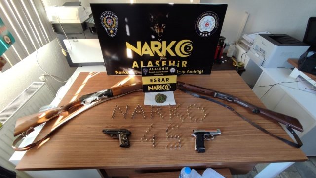 İl Emniyet Müdürlüğümüz Narkotik Suçlarla Mücadele Şube Müdürlüğü ve Alaşehir Narkotik Suçlarla Mücadele Grup Amirliği görevlilerince uyuşturucu veya uyarıcı madde ticareti yapan, nakleden ve kullanan şahıslara yönelik yürütülen çalışmalar kapsamında 02.12.2021 günü saat 07:00’da Alaşehir ilçesinde *7 şüpheli şahsın 7 ikamet adresinde* eş zamanlı olarak gerçekleştirilen operasyon kapsamında;
- *30 adet Sentetik Ecza,*
- *26,80 gram Esrar maddesi,*
- *0,30 gram Metamfetamin maddesi,*
- *1 adet ruhsatsız tabanca,*
- *102 adet 7,65 mm fişek,*
- *2 adet ruhsatsız tüfek,*
- *1 adet kuru sıkı tabanca* ele geçirilmiştir.
Konuyla ilgili *6 şüpheli şahıs* yakalanarak adli işlemlere başlanılmıştır.

Manisa halkının huzur ve güvenliği için Manisa Emniyet Müdürlüğü olarak suç ve suçlularla mücadelemiz aralıksız devam edecektir.