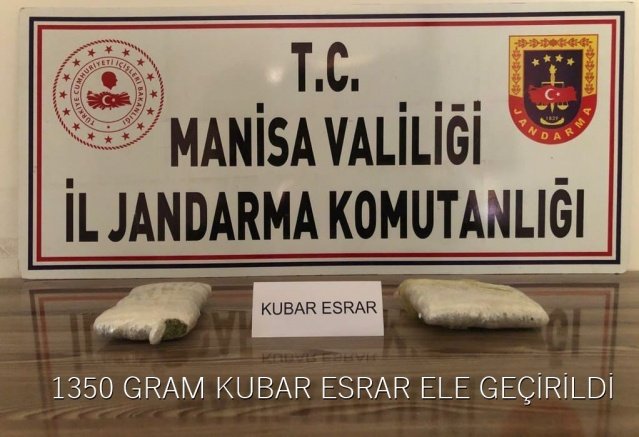 KONU: Uyuşturucu veya Uyarıcı Madde İmal ve Ticareti (TCK Madde-188)

Manisa İli Salihli İlçesi Mersinli  Mahallesinde(Merkez J.Krk.K.lığı Sorumluluk Alanı) 12.12.2021 günü saat: 09.30 sıralarında Salihli İlçe J.K.lığı unsurlarınca( Mrkz.J.Krk.K.lığı , JASAT , İSTH ve KOM Kısmı) yapılan istihbari çalışma sonucu ve alınan bir duyumun değerlendirilmesi neticesinde yaklaşık daralı ağırlığı (1350) gram kubar esrar maddesi ele geçirilmiştir. Cumhuriyet Savcısından  alınan talimat doğrultusunda tahkikata başlanılmış olup,OYİ Timi gerekli incelemesini yapmıştır.Şüpheli veya şüphelilerin yakalanmasına yönelik çalışmalar halihazırda devam etmektedir.