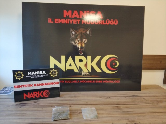 Manisa İl Emniyet Müdürlüğümüz Narkotik Suçlarla Mücadele Şube Müdürlüğü görevlilerince uyuşturucu veya uyarıcı madde ticareti yapan, nakleden ve kullanan şahıslara yönelik yapılan çalışmalar kapsamında *05.01.2022 günü saat 06:30’da İlimiz Şehzadeler ilçesinde 4 şüpheli şahsın 4 ikamet adresinde* yapılan operasyon kapsamında;
- *2 parça halinde 20,98 gram Sentetik Kannabinoid (Bonzai) maddesi,*
- *4,01 gram Esrar maddesi,*
- *1,45 gram Metamfetamin maddesi,*
- *7 adet Sentetik Ecza hapı* ele geçirilmiştir.
Konuyla ilgili *4 şüpheli şahıs* uyuşturucu veya uyarıcı madde imal ve ticareti yapmak suçundan gözaltına alınmış, işlemlerinin ardından sevk edildikleri adli makamlarca *4 şüpheli şahıs tutuklanmıştır.*

Manisa halkının huzur ve güvenliği için Manisa Emniyet Müdürlüğü olarak suç ve suçlularla mücadelemiz aralıksız devam edecektir.