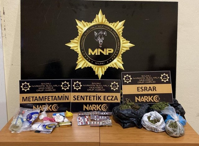 Manisa İl Emniyet Müdürlüğü Narkotik Suçlarla Mücadele Şube Müdürlüğü ve Salihli Narkotik Suçlarla Mücadele Grup Amirliği görevlilerince uyuşturucu veya uyarıcı madde ticareti yapan, nakleden ve kullanan şahıslara yönelik yapılan çalışmalar kapsamında; ilimiz Salihli ilçesinde *11 şahsa ait 10 ikamet ve 1 iş yeri adresinde 18.01.2022 günü saat 07:00’da* eş zamanlı olarak yapılan aramalarda;
- *339,63 gram Esrar maddesi,*
- *64,37 gram Metamfetamin maddesi,*
- *29 adet Galara, 11 adet Lyrica ve 2 adet Gerica olmak üzere toplam 42 adet Sentetik Ecza,*
- *10 gram Sentetik Kannabinoid (Bonzai) maddesi,*
- *0,80 gram Afyon Sakızı maddesi,*
- *4 adet uyuşturucu madde kullanmaya yarayan aparat,*
- *1 adet 9 mm fişek* ele geçirilmiştir.
Konuyla ilgili *11 şüpheli şahıs* yakalanarak adli işlemlere başlanılmıştır.

Manisa halkının huzur ve güvenliği için Manisa Emniyet Müdürlüğü olarak suç ve suçlularla mücadelemiz aralıksız devam edecektir.
