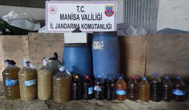 KONU: 5607 Sayılı Kanuna Muhalefet - 6136 Sayılı Kanuna Muhalefet  
Manisa İli Şehzadeler İlçesi Yeniharmandalı Mahallesinde Şehzadeler İlçe Jandarma Komutanlığı ekiplerince 19.01.2022 günü saat:09.00 itibariyle Sahte ve Kaçak Alkol Üretimi yapıldığına yönelik alınan istihbari bilgi üzerine B.G (1958/E) isimli şahsın ev ve eklentilerinde Manisa 1.Sulh Ceza Mahkemesinden alınan arama kararı gereği yapılan aramada; alkollü içki olduğu değerlendirilen 360 litre el yapımı şarap, 8 adet 7.65 mm tabanca fişeği ve 1 adet tabanca ele geçirilmiştir. Olay Cumhuriyet Savcısına bilgi verilerek adli tahkikata başlanılmıştır.