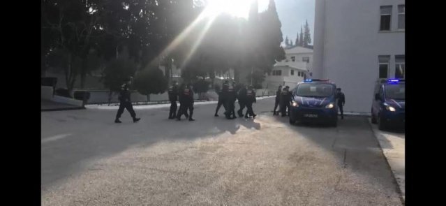 KONU: Bağ, Bahçe ve Tarladan Hırsızlık Olayı Aydınlatma 

Manisa ili Şehzadeler İlçesi Yeniköy Mahallesinde 23.01.2022 günü saat:16.00 sıralarında “Bağ, Bahçe ve Tarladan Hırsızlık” olayını gerçekleştiren Ve Şehzadeler ilçe Jandarma Komutanlığı ekiplerince; yapılan istihbari çalışma sonucu yakalanan N.A, B.D, H.Ö ve M.K isimli şüpheliler sevk edildikleri Adli Makamlar tarafından 3’ü Tutuklanarak Kapalı Cezaevine teslim edilmiş, 1’i ise Serbest bırakılmıştır. Şüpheli şahısların birden çok suça ve hırsızlık olaylarına karıştığı tespit edilmiş olup, Manisa İl Jandarma Komutanlığı ekipleri tarafından yakalanan şüphelilerin çaldıkları malzemeler, mağdur vatandaşlarımıza teslim edilmiştir.
