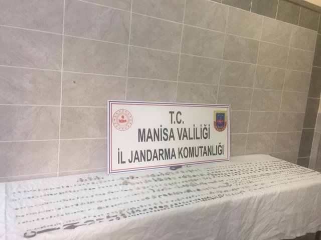 KONU:2863 Sayılı Kültür ve Tabiat Varlıklarını Koruma Kanununa Muhalefet 

Manisa ili Ahmetli İlçesi Güldede Mahallesi'nde 24.03.2022 günü saat:17.00 sıralarında Manisa İl J. K.lığı Kom Şb. Md. lüğü,İsth. Şb. Md.lüğü ve Ahmetli İlçe J. K.lığı ekipleri birlikte icra edilen müşterek faaliyette  N.G.(  39 yaşında Erkek) isimli şüphelinin kullanmış olduğu 6. E. 9.3 plakalı araçta yapılan aramada Roma,Bizans ve Helenistik dönemlerine ait tarihi eser olduğu değerlendirilen 78 adet sikke,yüzük ve ok uçları  ele geçirilmiş ve bahse konu şüphelinin ifadesinde  kendisine  M.Z. (44 yaşında Erkek) isimli şahsın yardımcı olduğu beyan etmesi  üzerine adli mercilerden alınan arama kararı doğrultusunda M.Z. isimli şüphelinin Turgutlu İlçe merkezinde bulunan evinde yapılan aramada Roma Bizans,Osmanlı ve Helenistik dönemlere ait tarihi eser olduğu değerlendirilen 1022 adet  olmak üzere toplam 1.100 sikke ve çeşitli objeler ele geçirilmiştir. C.Savcısı'nın talimatı doğrultusunda şüpheliler gözaltına alınmıştır. Tarihi eser olduğu değerlendirilen malzemeler Manisa Müze Müdürlüğüne teslim edilecektir.