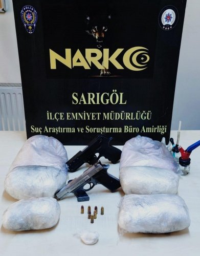 Konu: Basın Notu

İl Emniyet Müdürlüğümüz Sarıgöl İlçe Emniyet Müdürlüğü görevlilerince uyuşturucu veya uyarıcı madde ticareti yapan, nakleden ve kullanan şahıslara yönelik yapılan çalışmalar kapsamında Sarıgöl ilçemizde durdurulan bir tırda ve şahısların ikametlerinde Narkotik dedektör köpeği eşliğinde yapılan aramadalarda;
- *8 parça halinde 5 kilo 803 gram Metamfetamin maddesi,*
- *1 adet 9 mm ruhsatsız tabanca,*
- *7 adet 9 mm fişek,*
- *1 adet kuru sıkı tabanca,*
- *1 adet Hassas Terazi,*
- *2 adet uyuşturucu madde kullanmaya yarayan aparat* ele geçirilmiştir.
Konuyla ilgili *4 şüpheli şahıs* uyuşturucu veya uyarıcı madde imal ve ticareti yapmak suçundan gözaltına alınmış, sevk edildikleri adli makamlarca *3 şüpheli şahıs tutuklanmıştır.*