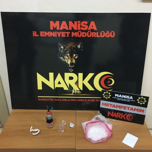 İl Emniyet Müdürlüğümüz Narkotik Suçlarla Mücadele Şube Müdürlüğü, İstihbarat Şube Müdürlüğü ve Saruhanlı İlçe Emniyet Müdürlüğü görevlilerince uyuşturucu veya uyarıcı madde ticareti yapan, nakleden ve kullanan şahıslara yönelik yapılan çalışmalar kapsamında Saruhanlı ilçesinde durdurulan bir araçta yapılan aramada;
- *501,52 gram Metamfetamin maddesi,*
- *1,41 gram Esrar maddesi,*
- *2 adet Ecstasy hap,*
- *2 adet uyuşturucu madde kullanmaya yarayan aparat* ele geçirilmiştir.
Konuyla ilgili *2 şüpheli şahıs* uyuşturucu veya uyarıcı madde imal ve ticareti yapmak suçundan gözaltına alınarak adli işlemlere başlanılmıştır.

Manisa halkının huzur ve güvenliği için Manisa Emniyet Müdürlüğü olarak suç ve suçlularla mücadelemiz aralıksız devam edecektir.