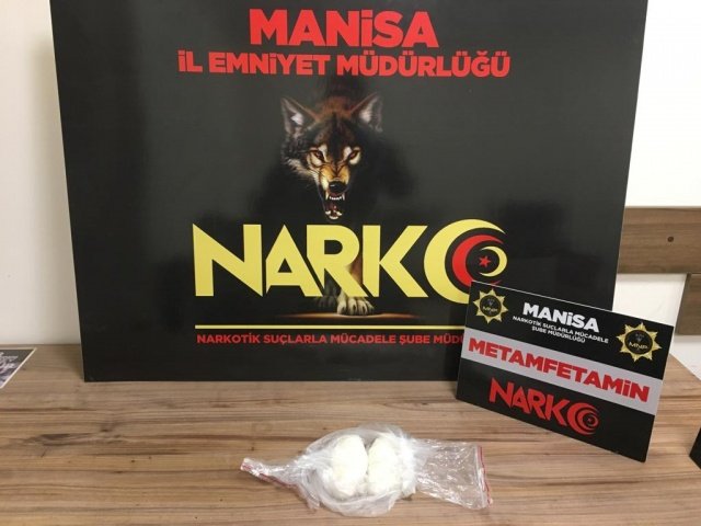 İl Emniyet Müdürlüğümüz Narkotik Suçlarla Mücadele Şube Müdürlüğü görevlilerince uyuşturucu veya uyarıcı madde ticareti yapan, nakleden ve kullanan şahıslara yönelik yapılan çalışmalar kapsamında Yunusemre ilçesinde durdurulan bir araçta yapılan aramada;
- *203,65 gram Metamfetamin maddesi* ele geçirilmiştir.
Konuyla ilgili *2 şüpheli şahıs* uyuşturucu veya uyarıcı madde imal ve ticareti yapmak suçundan gözaltına alınmış, sevk edildikleri adli makamlarca *2 şüpheli şahıs tutuklanmıştır.*

Manisa halkının huzur ve güvenliği için Manisa Emniyet Müdürlüğü olarak suç ve suçlularla mücadelemiz aralıksız devam edecektir.

2-Konu Basın Notu:

İl Emniyet Müdürlüğümüz Narkotik Suçlarla Mücadele Şube Müdürlüğü görevlilerince uyuşturucu veya uyarıcı madde ticareti yapan, nakleden ve kullanan şahıslara yönelik yapılan çalışmalar kapsamında Şehzadeler ilçesinde durdurulan bir şahsın üzerinde yapılan aramada;
- *14 adet Symra isimli Sentetik Ecza* ele geçirilerek *1 şüpheli şahıs* hakkında adli işlem yapılmıştır.
Konuyla ilgili şahsın uyuşturucu maddeyi satın aldığı tespit edilen *1 şüpheli şahıs* uyuşturucu veya uyarıcı madde imal ve ticareti yapmak suçundan gözaltına alınmış, sevk edildiği adli makamlarca *tutuklanmıştır.*

Manisa halkının huzur ve güvenliği için Manisa Emniyet Müdürlüğü olarak suç ve suçlularla mücadelemiz aralıksız devam edecektir.